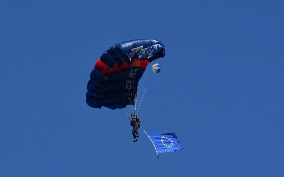 The flags of the EU, Italy and Italian civil protection were carried by the parachutists, symbolising cooperation with the host Member State and national authorities