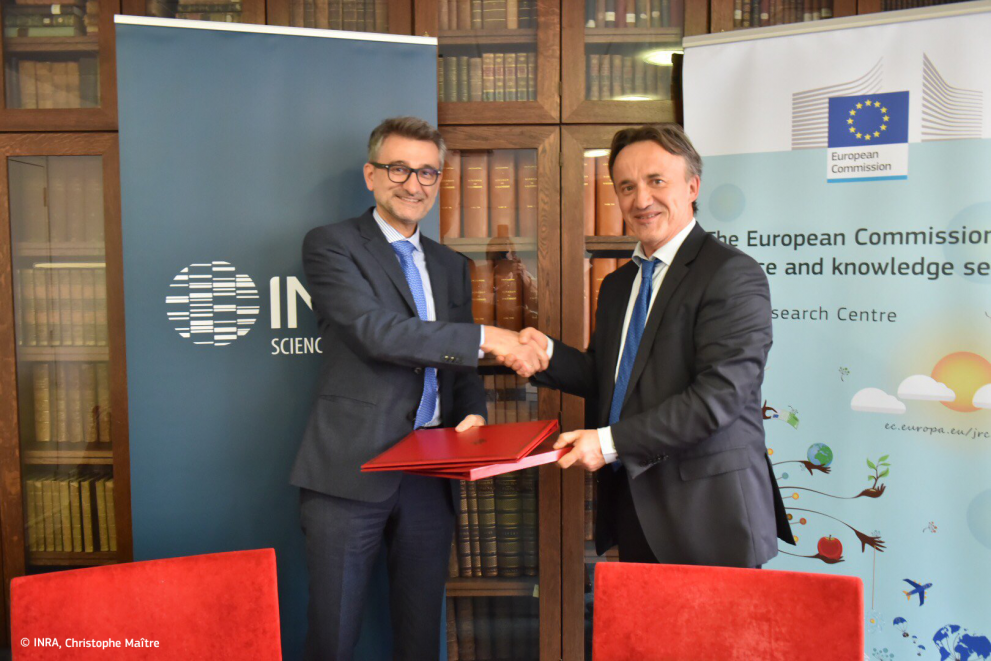 Vladimir Šucha, Director-General of the Joint Research Centre (left) and Philippe Mauguin, President of INRA (right) shake hands after signing the agreement