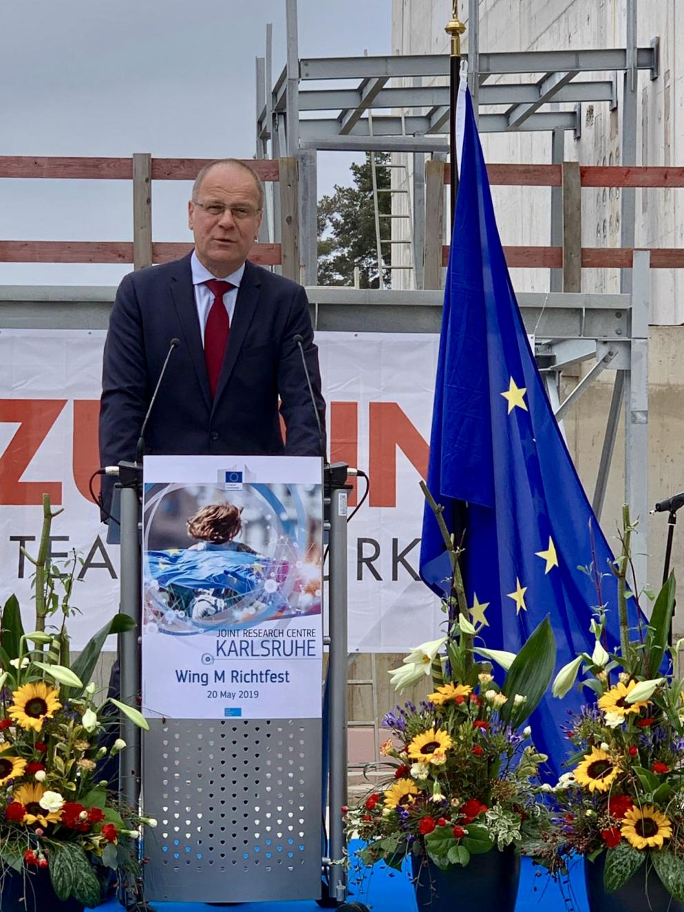 Commissioner Tibor Navracsics at the topping-out ceremony of a new laboratory at the JRC site in Karlsruhe, Germany.