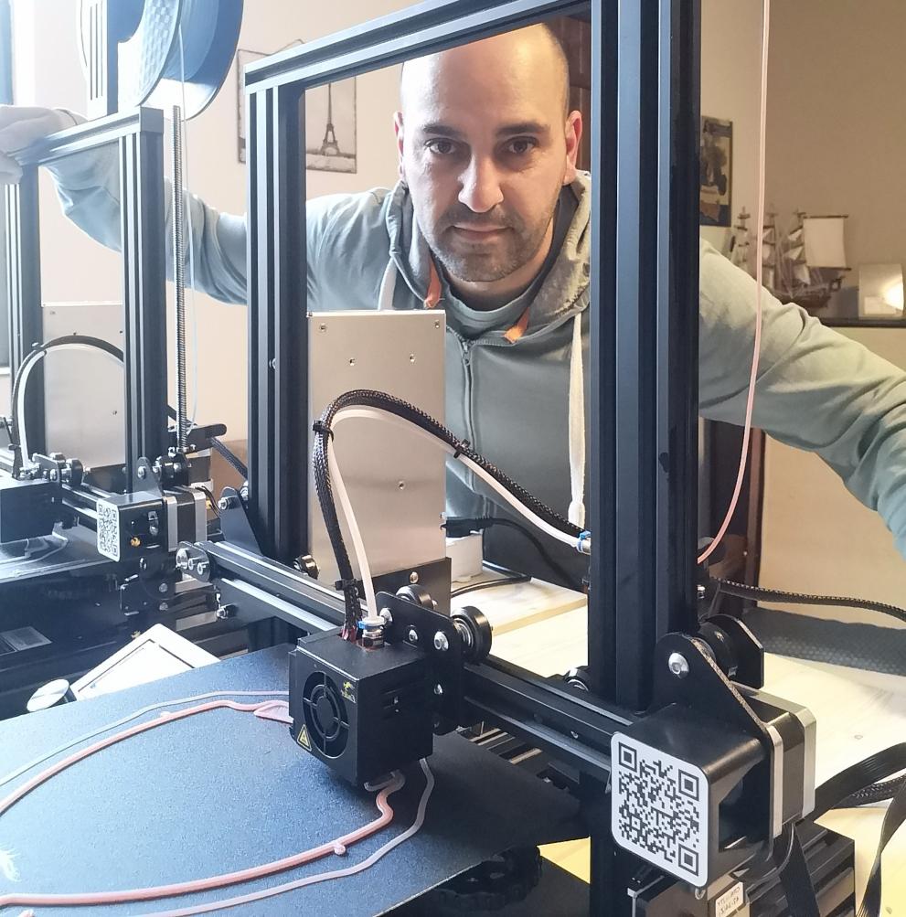 Antonio is using his own personal 3D-printer to create visors for local health services.