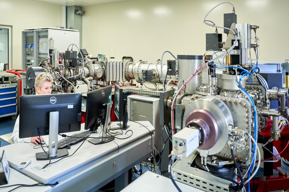 Scientific equipment for particle analysis at the Secondary Ion Mass Spectrometry (LG-SIMS) Laboratory.