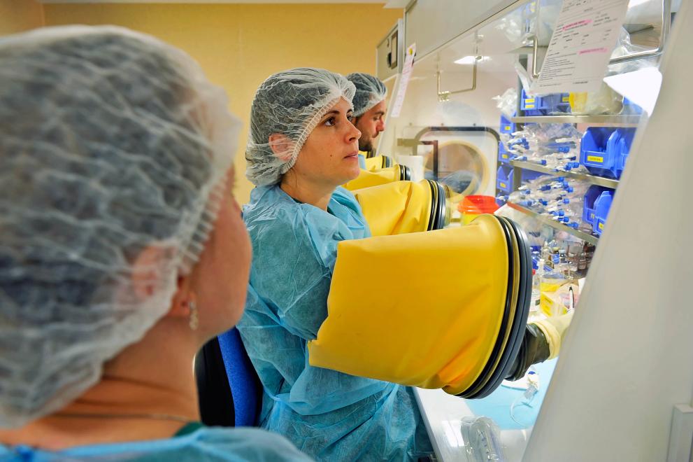 Sterile chemotherapy medication preparation at Centre Hospitalier de la Région d'Annecy (CHRA).