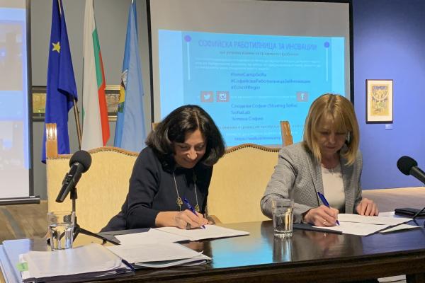 Charlina Vitcheva from the JRC and Yordanka Fandakova, Mayor of Sofia, signing a memorandum of understanding on behalf of the JRC and the municipality of Sofia.
