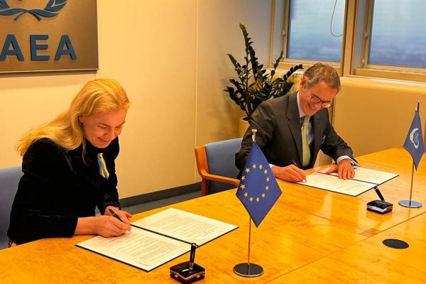 EU Commissioner Kadri Simson and IAEA Director General Rafael Grossi sign the MoU