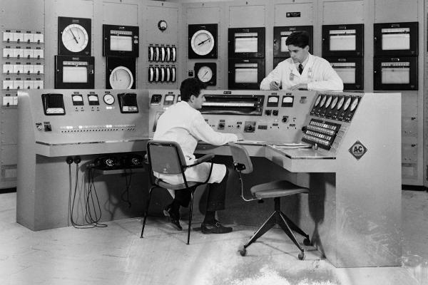 2 scientists in the control room of the ISPRA-1 reactor in Ispra, Italy, 1961